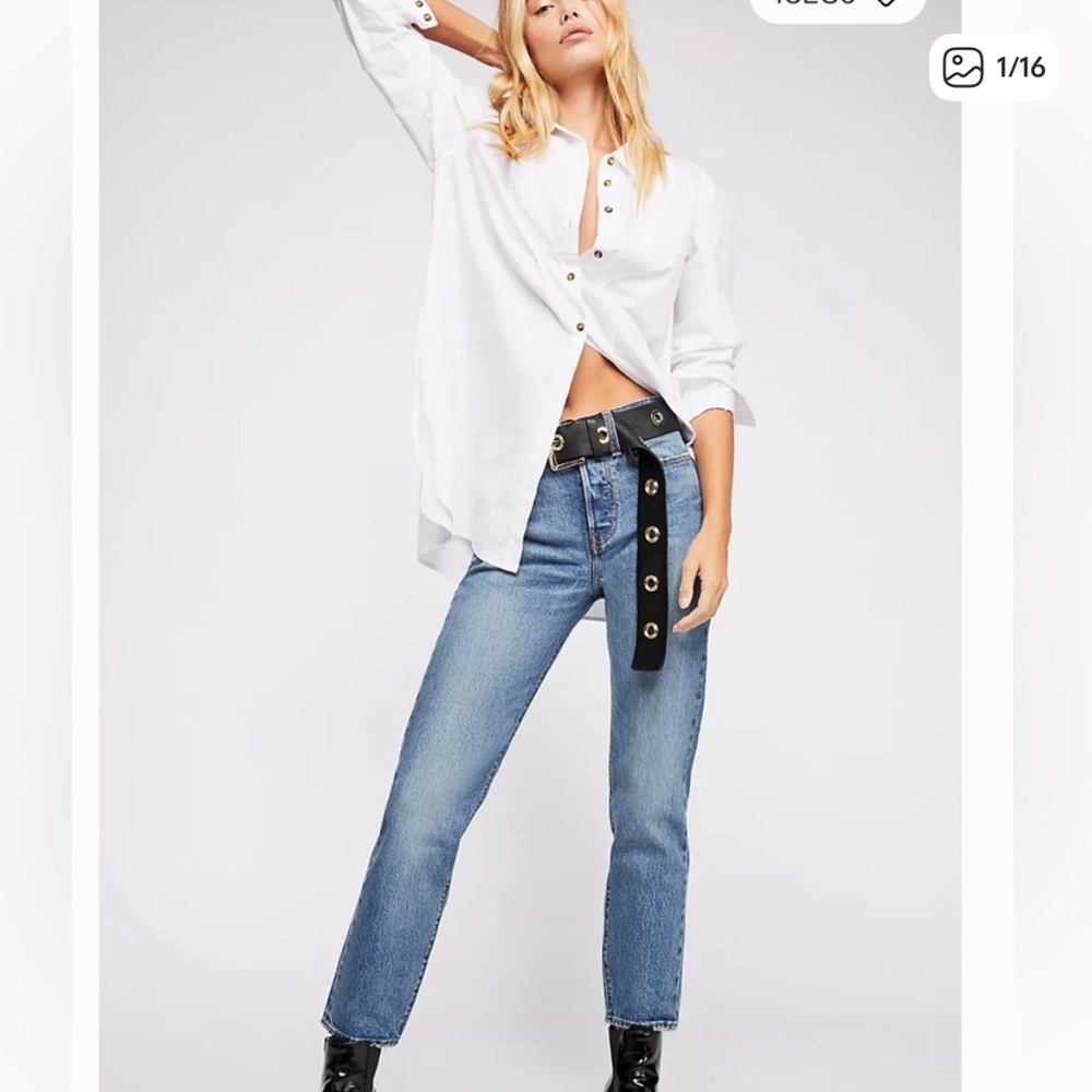 Levi’s Premium Wedgie Icon Fit women’s jeans in the Tango Light wash.  Size 27.